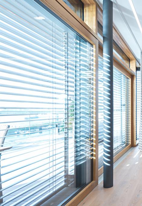 Window front from the inside by daylight with lowered external venetian blinds, tilting position 90°