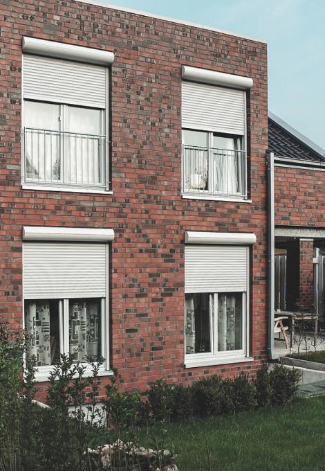 House section by daylight, four windows with front-mounted roller shuttersen