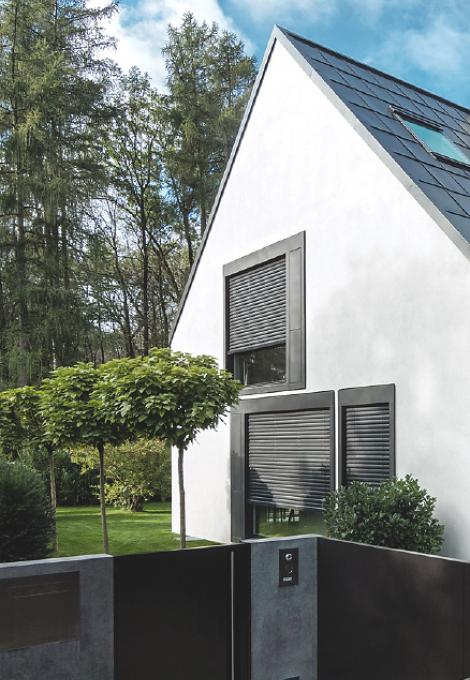 House with pointed roof and external venetian blinds