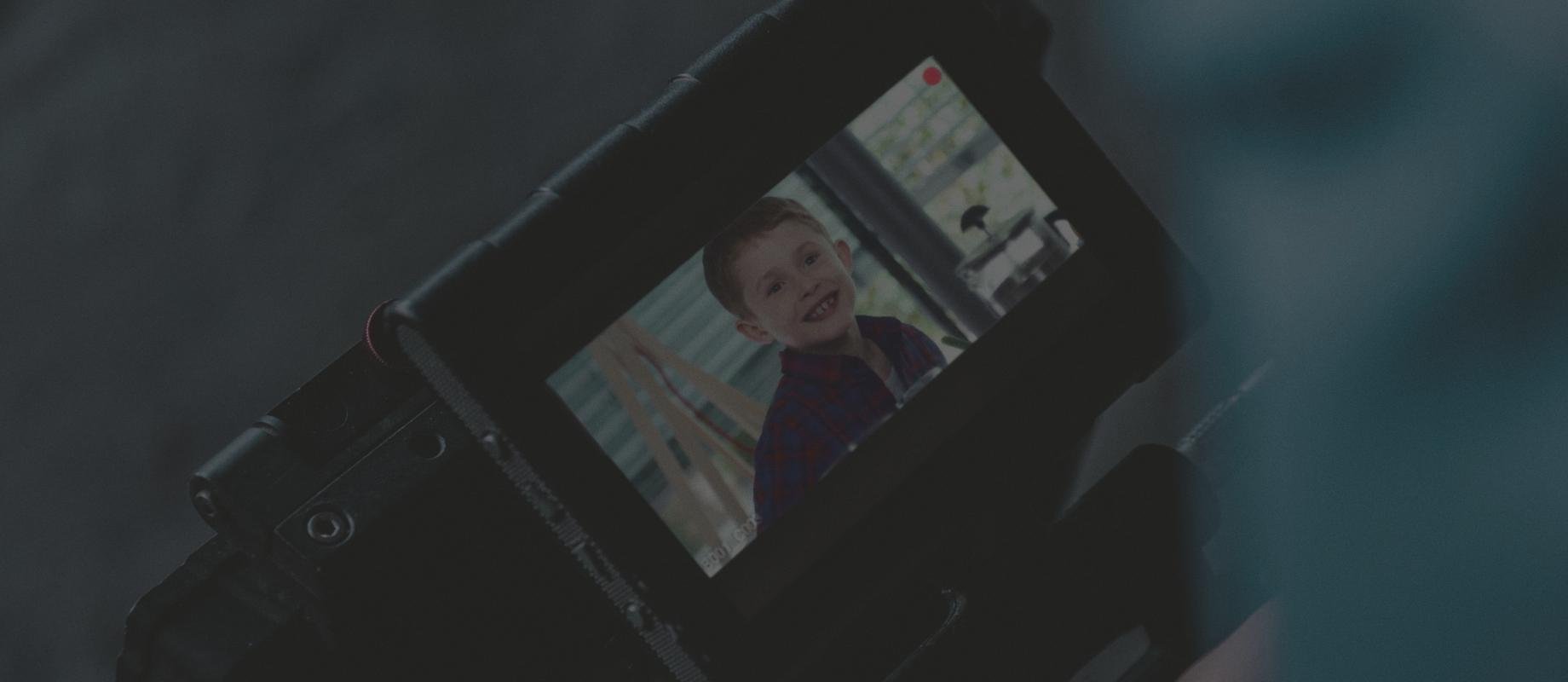 Abbildung Kamera Fenster mit kleinem Jungen