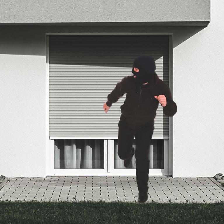 Shown is a fictional intruder who is alarmed because of the GENIO proximity sensor