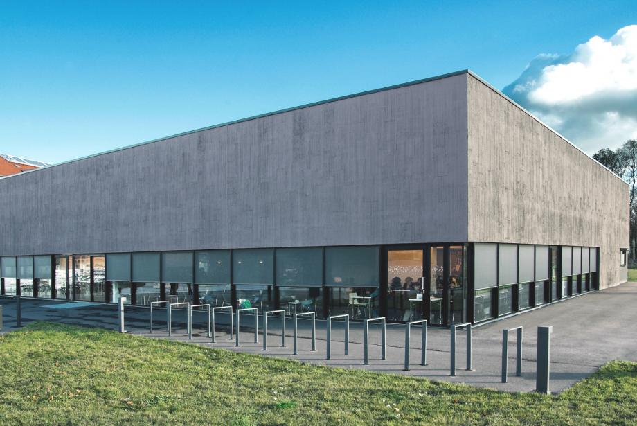 Modern, two-storied building with surrounding window front and front-mounted textile screens