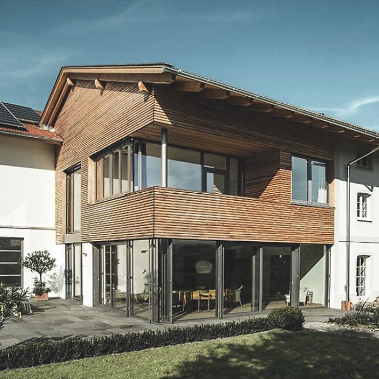 Detail single-family home with garden by daylight