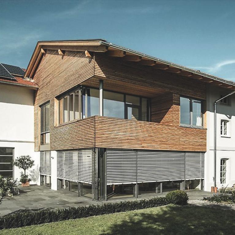 Detail single-family home by daylight, ground floor external venetian blinds, tilting function 90°