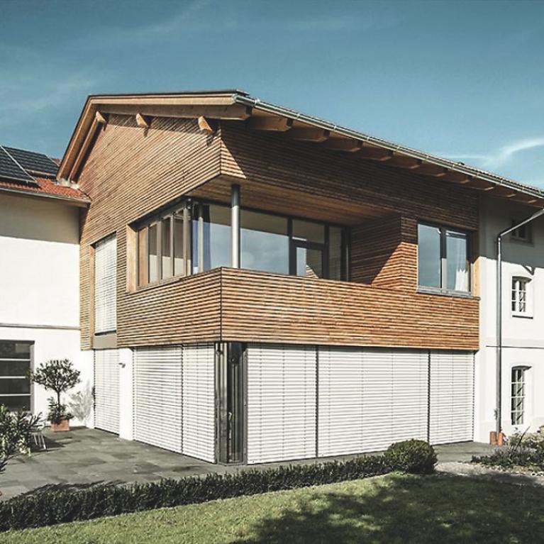 Detail single-family home by daylight, ground floor external venetian blinds closed, tilting function closed