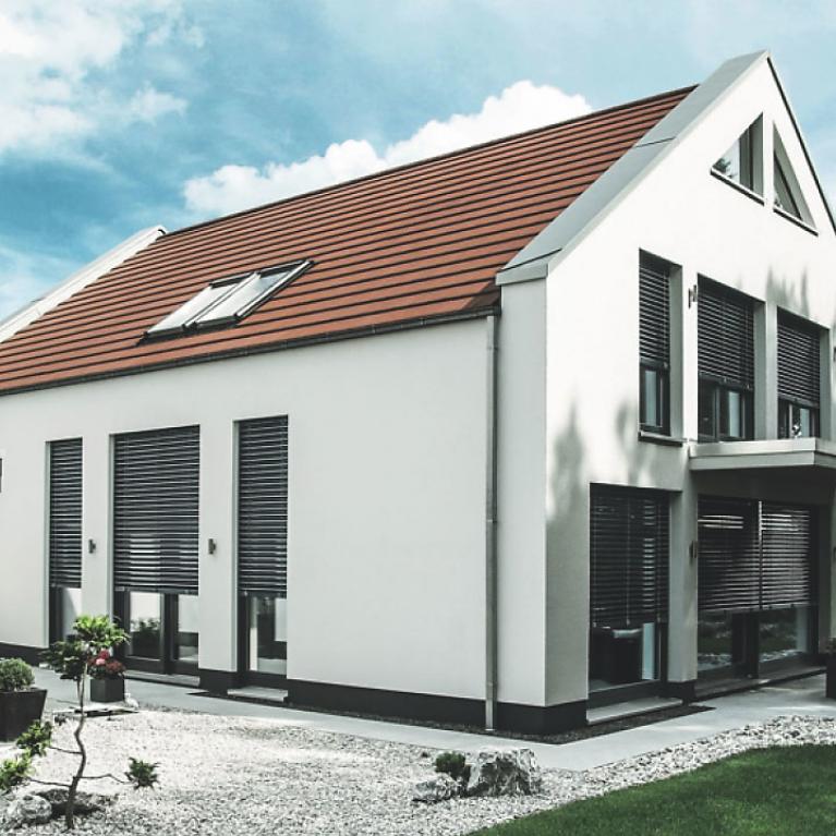 Detail single-family home by daylight, external venetian blinds, tilting function 90°