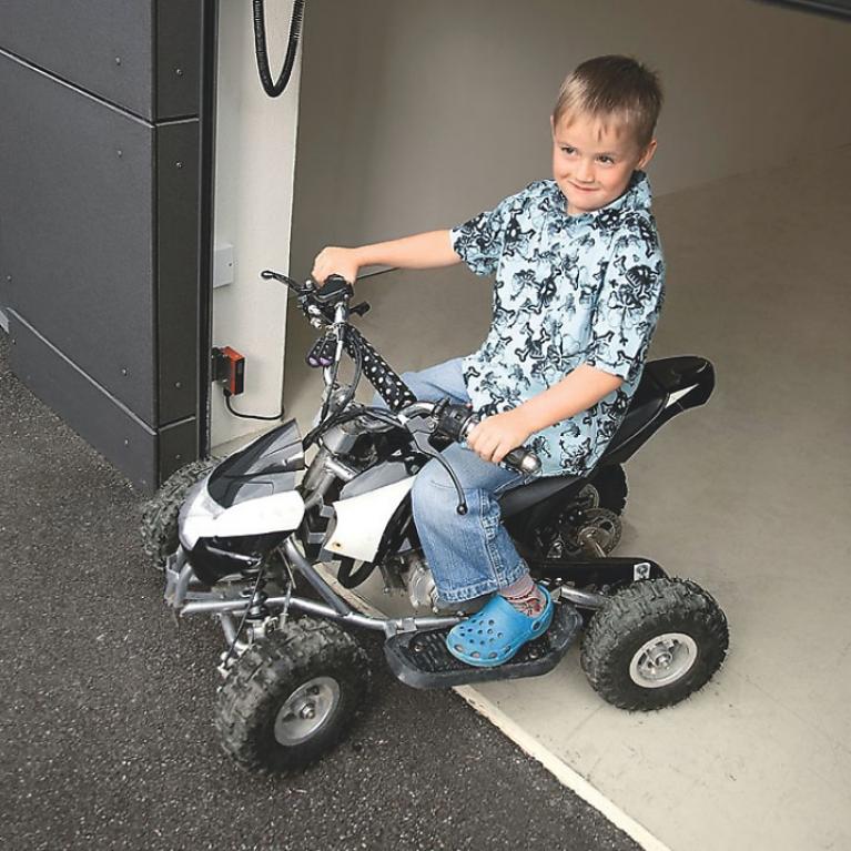ROMA Garage Doors Obstacle Detection A boy drives with his toy quad bike through a garage door. This stops thanks to the obstacle detection.