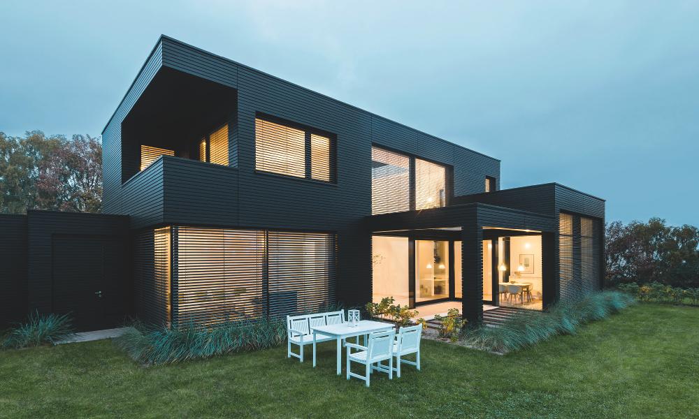 Modern home in the twilight with interior lighting and Comfort and Design Lamellas