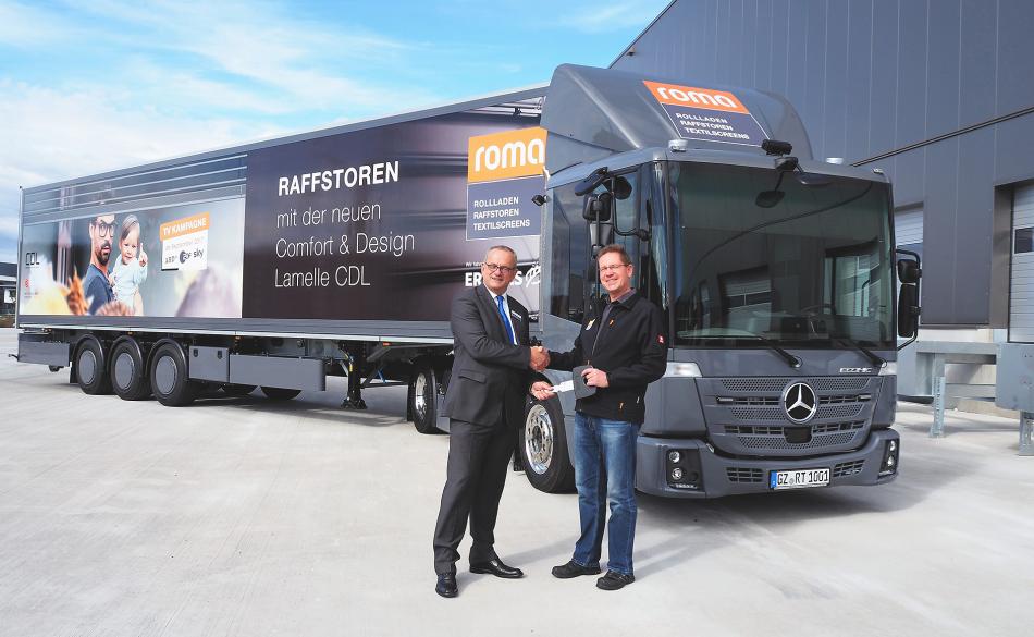 Diether Roßmann (left), centre manager of Stern Auto in Schwerin (Germany), and Werner Riedmann, head of ROMA Logistics, at the official delivery of the Mercedes-Benz Econic CNG