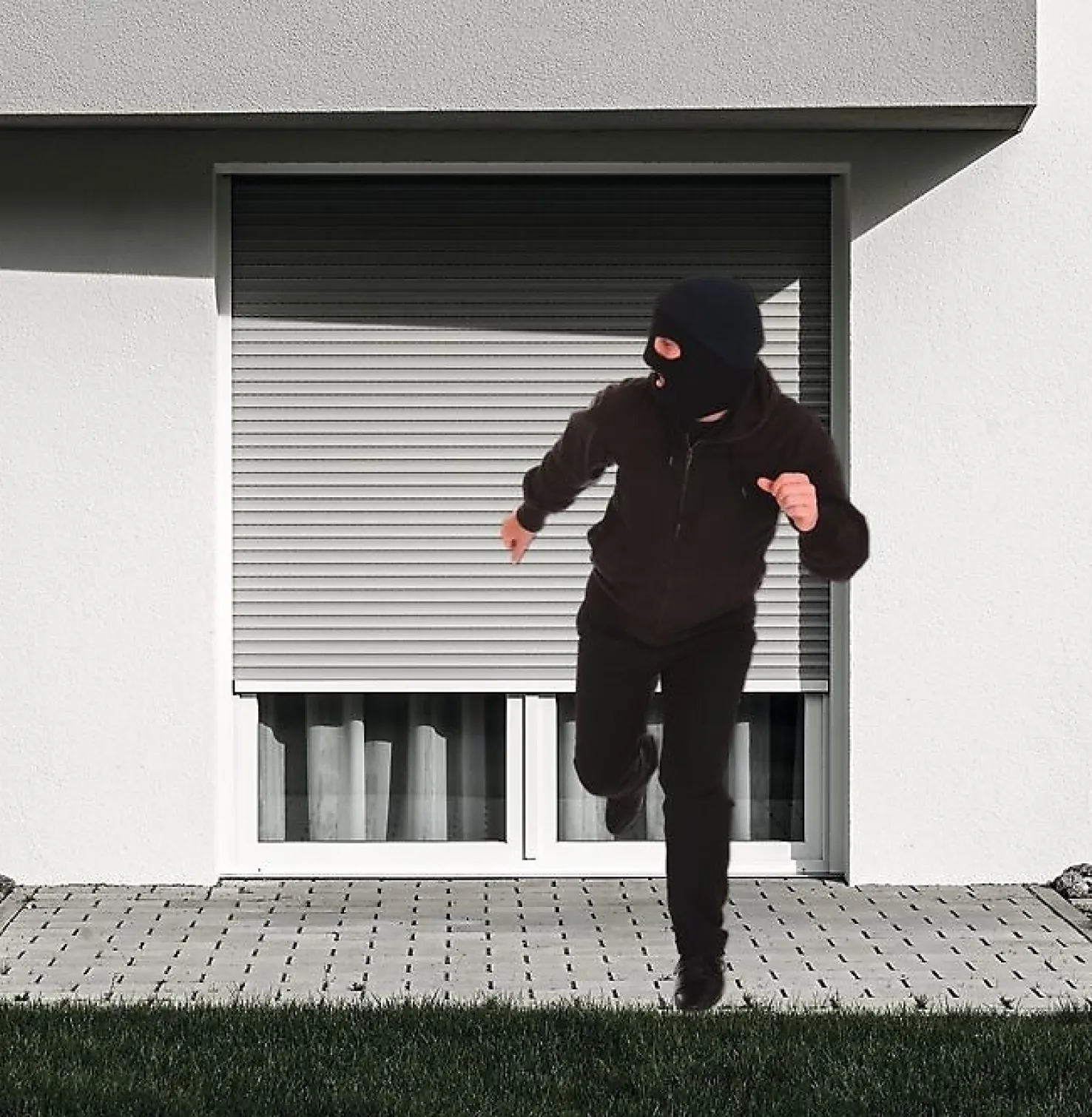 Einbrecher läuft weg weil der Rollladen automatisch herunterfährt